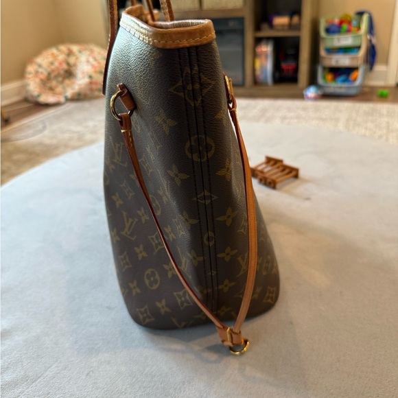 Louis Vuitton Neverfull MM Handbag - Picture 9 of 13